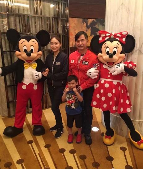 52岁黄舒骏全家近照: 小24岁娇妻美艳动人, 儿子孝顺惹人疼爱