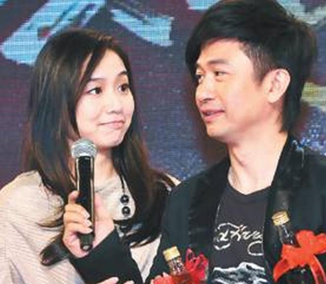 52岁黄舒骏全家近照: 小24岁娇妻美艳动人, 儿子孝顺惹人疼爱