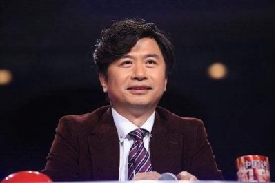 ​52岁黄舒骏全家近照: 小24岁娇妻美艳动人, 儿子孝顺惹人疼爱