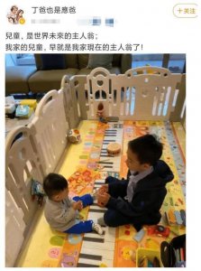 ​53岁陈小春二胎儿子罕露面，Jasper陪1岁弟弟玩游戏，画面好温馨