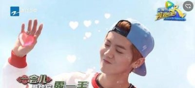 ​迪丽热巴跟鹿晗(关晓彤与迪丽热巴)