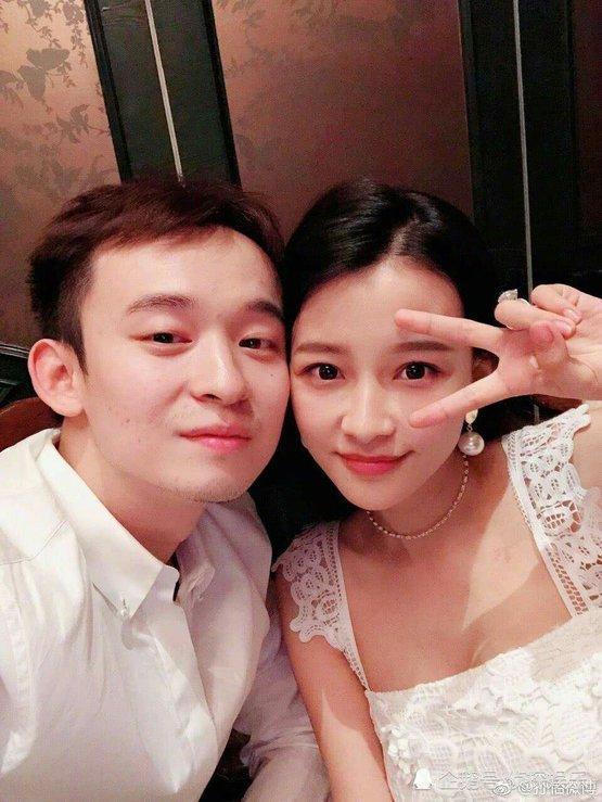 董子健爱妻孙怡晒女儿正面照,大福小公主炸冲天辫萌化了