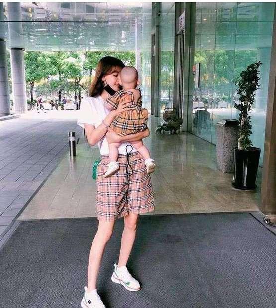 董子健爱妻孙怡晒女儿正面照,大福小公主炸冲天辫萌化了