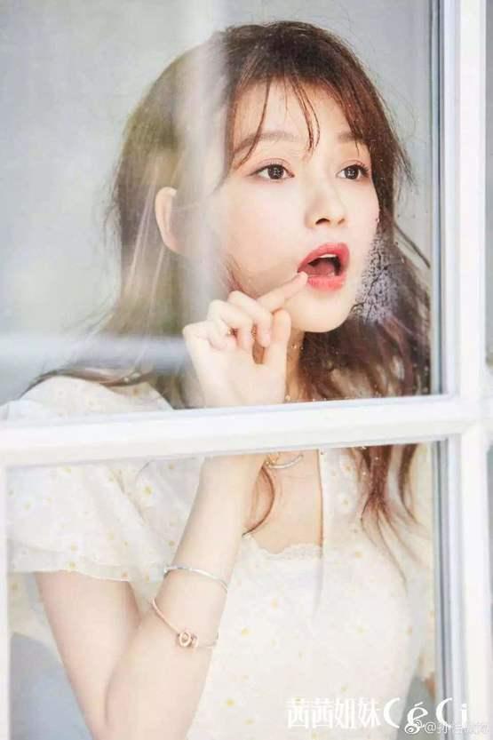 董子健爱妻孙怡晒女儿正面照,大福小公主炸冲天辫萌化了