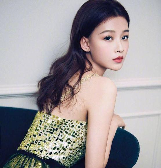 董子健爱妻孙怡晒女儿正面照,大福小公主炸冲天辫萌化了