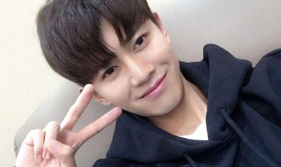 ​任嘉伦一家三口照片 走红后不惧脱粉公开与聂欢恋情