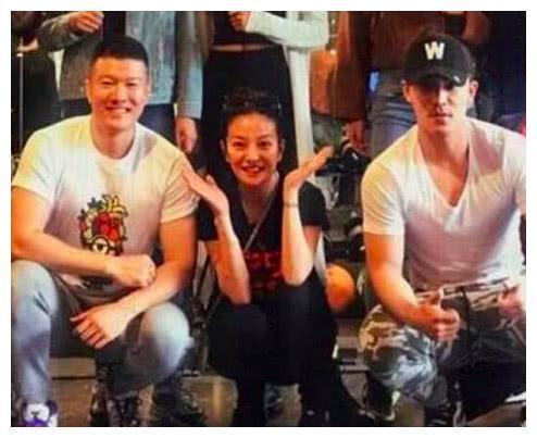 赵薇素颜现身健身房与教练合照,遭到粉丝无情调侃:千年等一回!