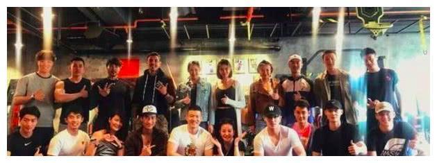 赵薇素颜现身健身房与教练合照,遭到粉丝无情调侃:千年等一回!