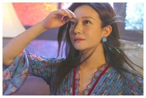 赵薇素颜现身健身房与教练合照,遭到粉丝无情调侃:千年等一回!