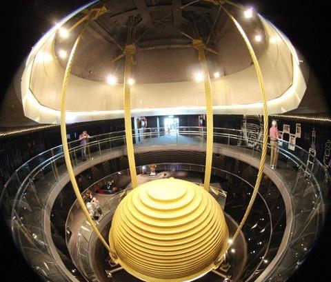 摩天大楼中,挂着的上百吨铁球是干嘛用的网友会不会砸下来