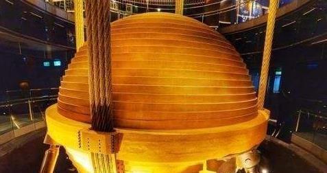 摩天大楼中,挂着的上百吨铁球是干嘛用的网友会不会砸下来