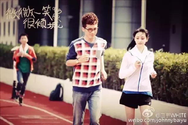 微微一笑很倾城里边的曹光(两版微微一笑很倾城的)(2)