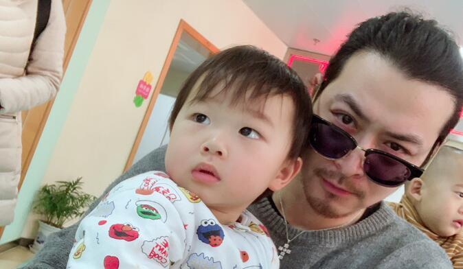 演过铠甲勇士, 上非诚勿扰全场亮灯, 牵手女神后, 今现状令人艳羡