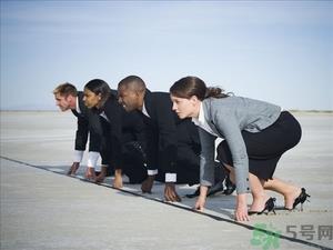 深蹲腰疼怎么办?深蹲时腰疼还能继续做吗 深蹲腰疼怎么办?深蹲时腰疼还能继续做吗