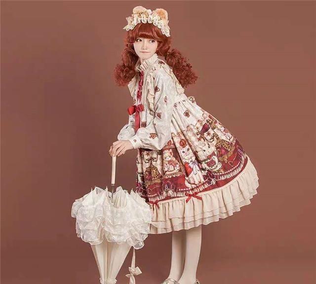 那些显孕又显胖的“校服款”洛丽塔,却深受lo娘的喜爱