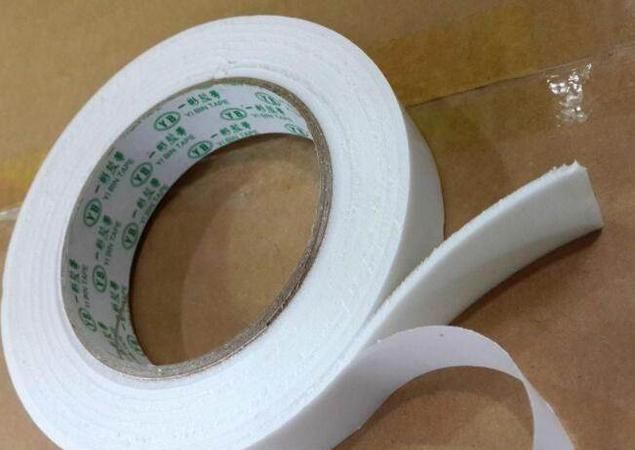 墙上粘了很久的双面胶怎么去除