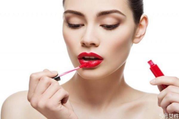 秋季唇部干裂怎么办 唇周围肤色暗发黄怎么办 秋季唇部干裂怎么办 唇周围肤色暗发黄怎么办