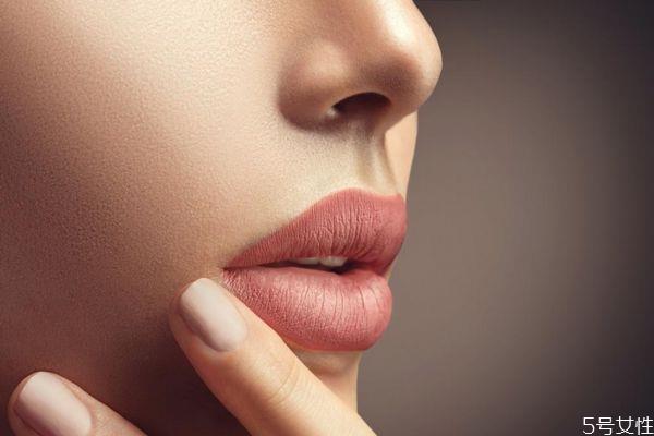 秋季唇部干裂怎么办 唇周围肤色暗发黄怎么办 秋季唇部干裂怎么办 唇周围肤色暗发黄怎么办