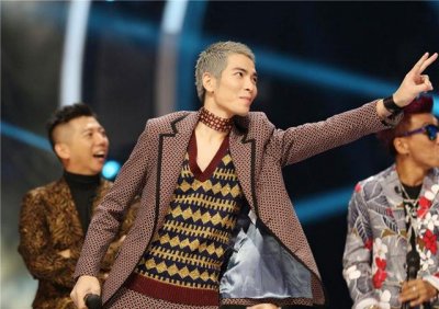 ​雨神萧敬腾成名史（雨神萧敬腾加盟浙江卫视声音的战争鬼马boy变导师）