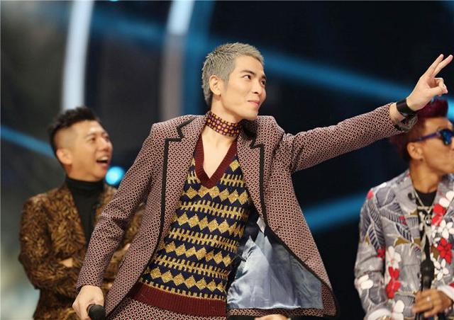 雨神萧敬腾成名史(雨神萧敬腾加盟浙江卫视声音的战争鬼马boy变导师)(1)