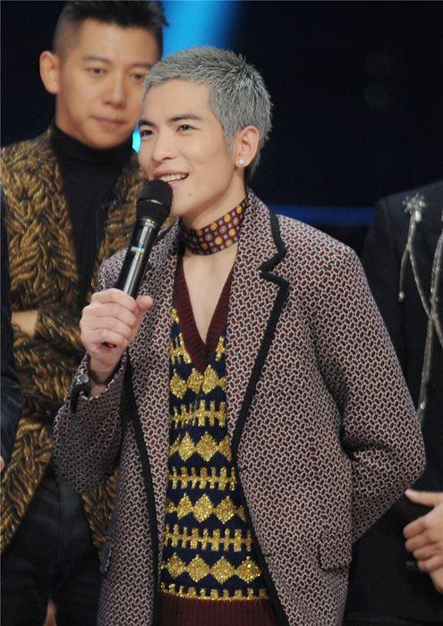 雨神萧敬腾成名史(雨神萧敬腾加盟浙江卫视声音的战争鬼马boy变导师)(4)