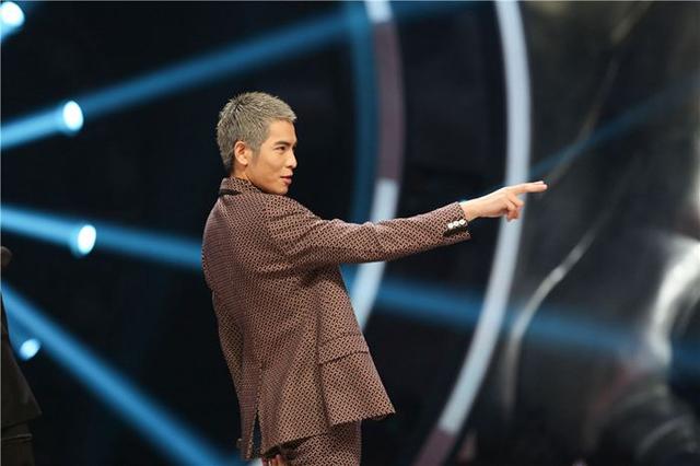 雨神萧敬腾成名史(雨神萧敬腾加盟浙江卫视声音的战争鬼马boy变导师)(2)