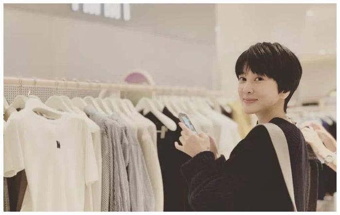 曾经音乐才子朴树，与周迅分手之后，转身娶了我们所熟知的她！