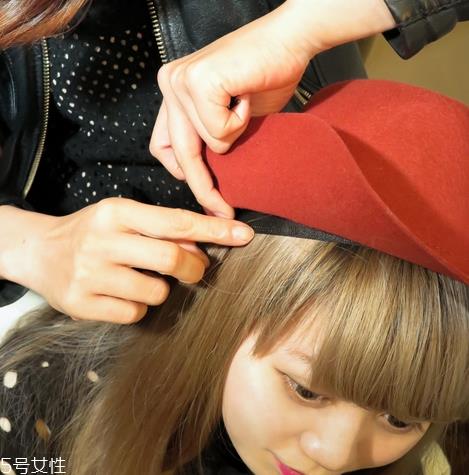戴帽子怎么固定不晃动 戴帽子固定小技巧
