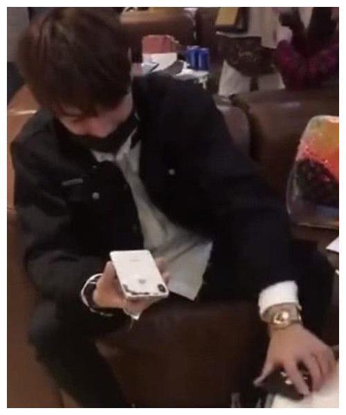 许凯手机被粉丝摔碎仍微笑：他无法洗白但我依然看到了生活的心酸