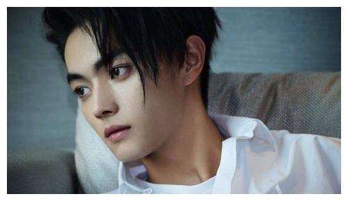 许凯手机被粉丝摔碎仍微笑：他无法洗白但我依然看到了生活的心酸