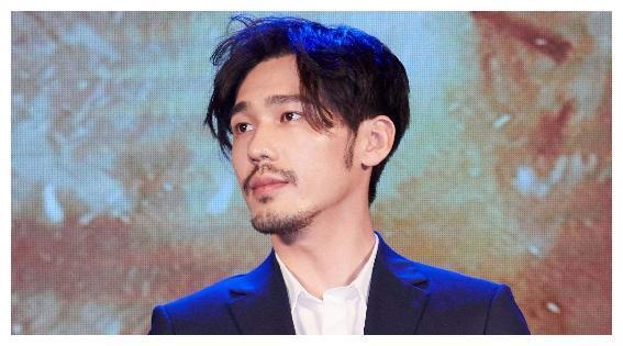 许凯手机被粉丝摔碎仍微笑：他无法洗白但我依然看到了生活的心酸