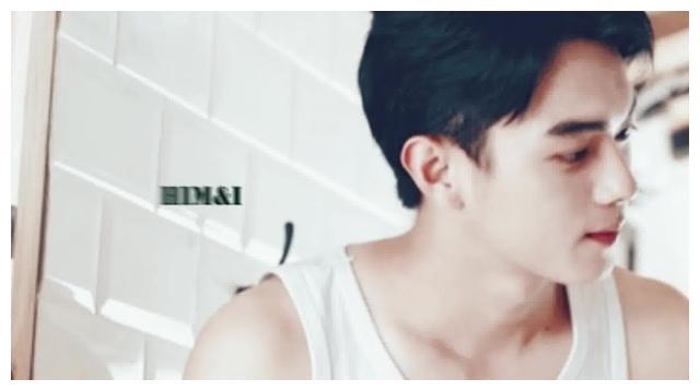 许凯手机被粉丝摔碎仍微笑：他无法洗白但我依然看到了生活的心酸