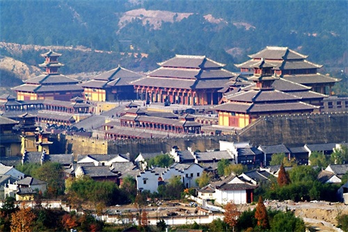 它是全球规模最大的影视拍摄基地，被称为“中国好莱坞”