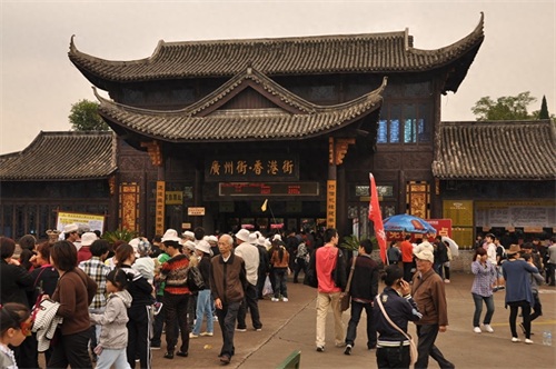 它是全球规模最大的影视拍摄基地，被称为“中国好莱坞”