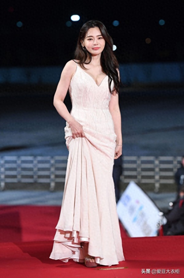 徐宥利身穿白色礼服亮相青龙电影节,风情万种艳压红毯众星