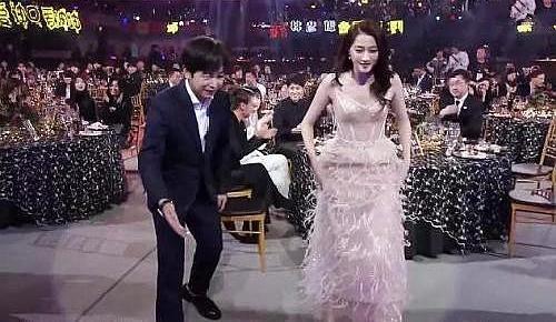 彭昱畅指路笑晕胡先煦,遭胡先煦疯狂喷水,台下胡先煦的表情亮了