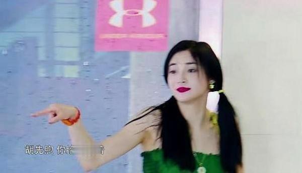 彭昱畅指路笑晕胡先煦,遭胡先煦疯狂喷水,台下胡先煦的表情亮了