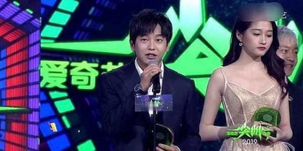 彭昱畅指路笑晕胡先煦,遭胡先煦疯狂喷水,台下胡先煦的表情亮了