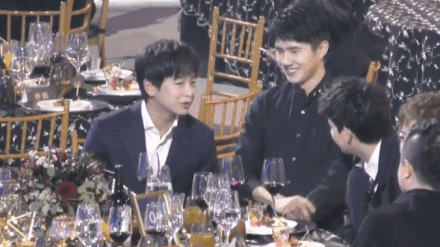 彭昱畅指路笑晕胡先煦,遭胡先煦疯狂喷水,台下胡先煦的表情亮了