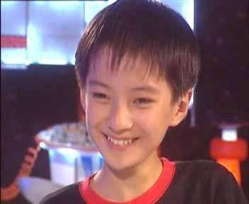 网友偶遇“丁凯乐”和妻子拍婚纱照,女方颜值很高,宛如白富美!