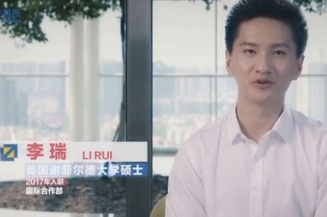 网友偶遇“丁凯乐”和妻子拍婚纱照,女方颜值很高,宛如白富美!