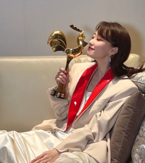 张小斐回应拿金鸡影后:当晚穿了红袜子,拿奖后要把袜子送贾玲