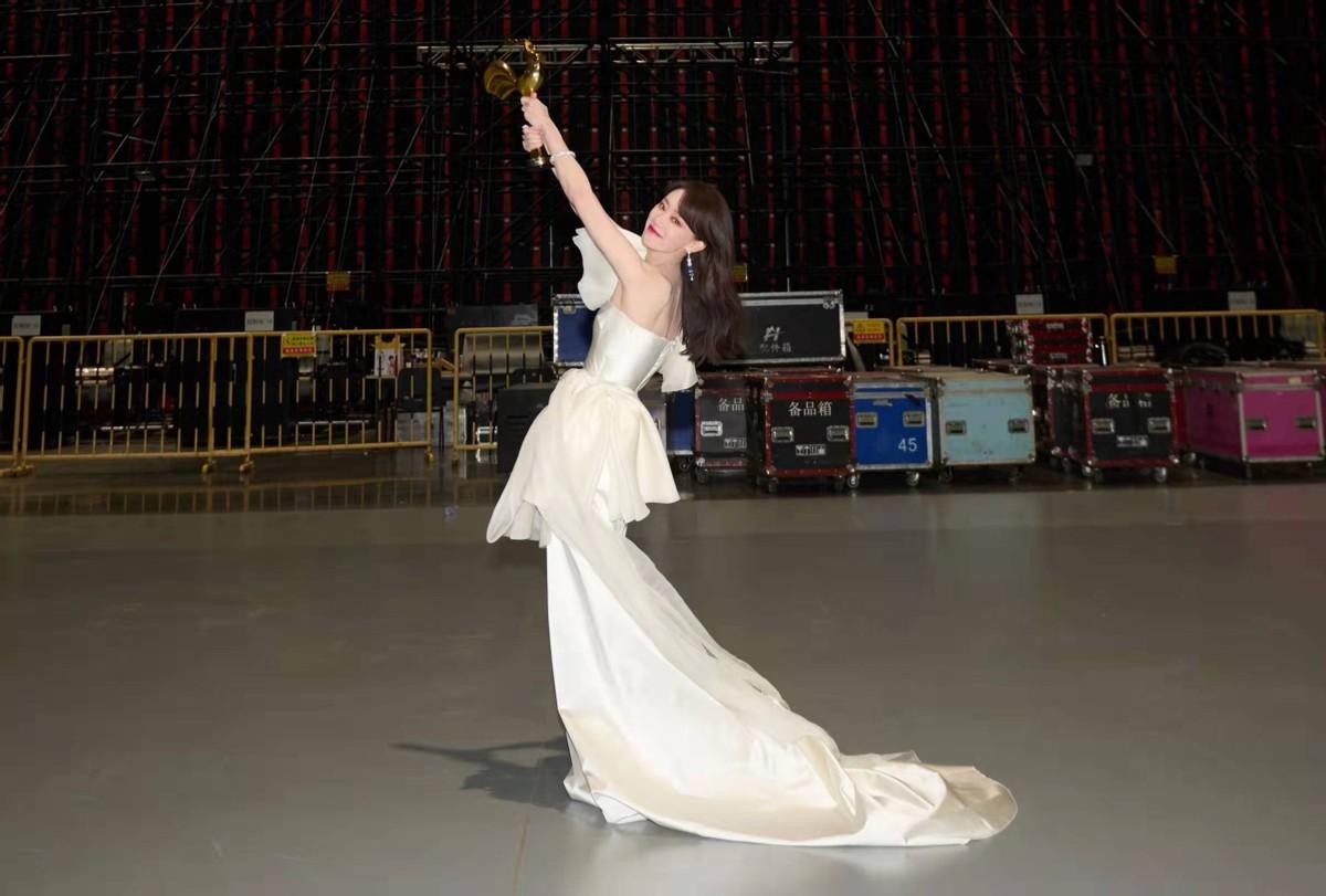 张小斐回应拿金鸡影后:当晚穿了红袜子,拿奖后要把袜子送贾玲