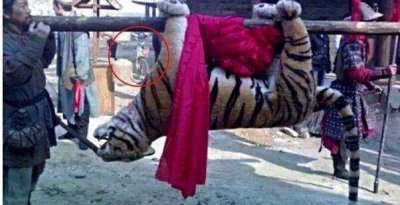 ​盘点影视剧中那些奇葩的穿帮，导演你是存心的吧？实在笑得肚子痛