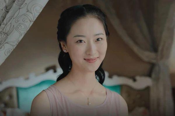 小娘惹中玉珠怀的是谁的孩子(《小娘惹》玉珠的孩子是谁的,被罗伯张欺辱生下儿子结局凄惨)