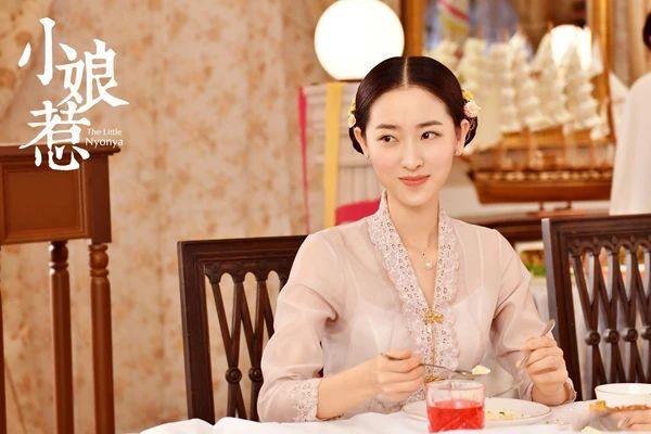 小娘惹中玉珠怀的是谁的孩子(《小娘惹》玉珠的孩子是谁的,被罗伯张欺辱生下儿子结局凄惨)