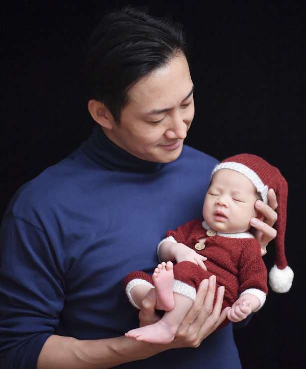 “滕子荆”王阳官宣产子！大方晒宝宝正脸照，高龄妻子却未出镜