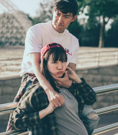 “滕子荆”王阳官宣产子！大方晒宝宝正脸照，高龄妻子却未出镜