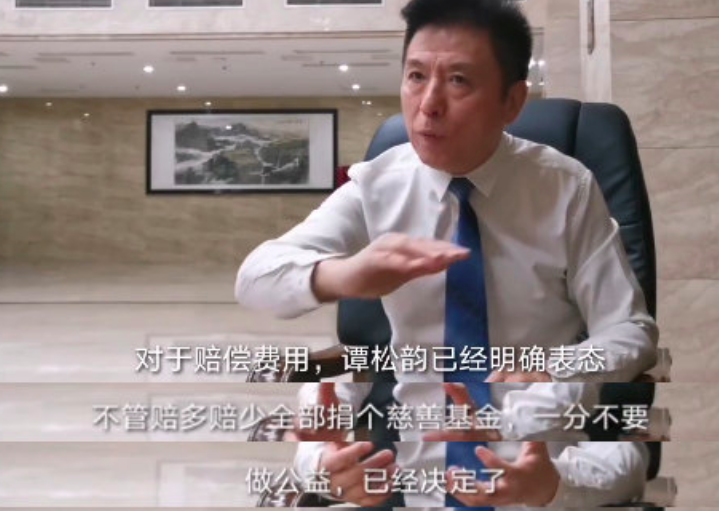 谭松韵一身素色现身庭审现场,低头不语大步走,表情凝重令人心疼