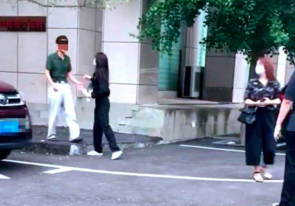 谭松韵一身素色现身庭审现场,低头不语大步走,表情凝重令人心疼